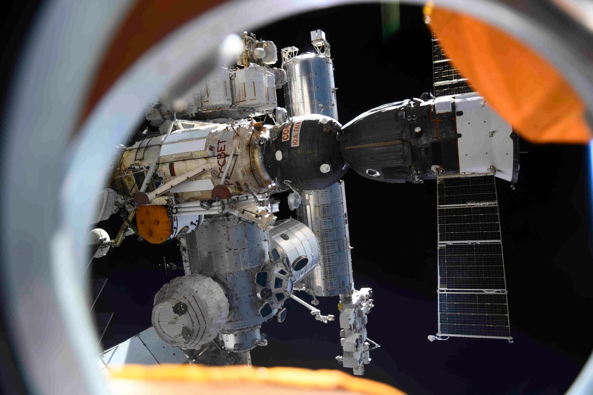 کپسول سایوز به ایستگاه فضایی بین المللی متصل است