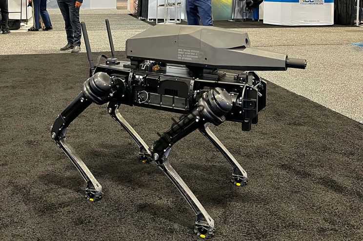 سگ ربات Vision 60 توسط استارتاپ Ghost Robotics مستقر در فیلادلفیا ساخته شده است که بر روی پای ربات تمرکز دارد.