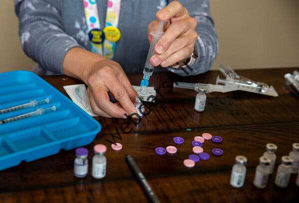 یک پرستار واکسن Pfizer-BioNTech را در McMinnville، Ore.، در ماه اکتبر آماده می کند.